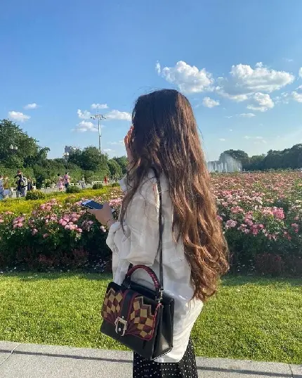 عکس زن در طبیعت شمال