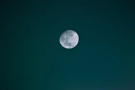 تصویر زمینه آبی نفتی با طرح ماه کامل سفید برای لپ تاپ