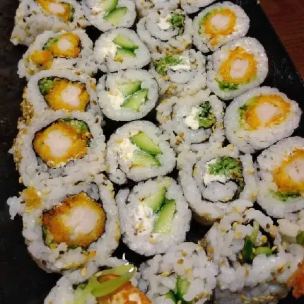 عکس سوشی خانگی لذیذ با طعم های مختلف و بدون جلبک