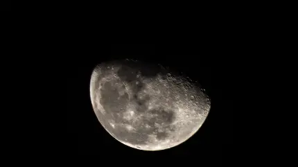 عکس و تصویر زمینه از نیمه ماه در شبی تاریک و آسمانی صاف