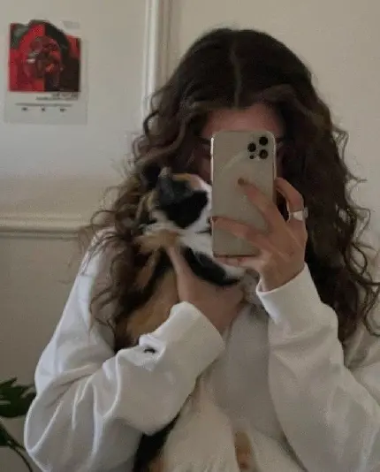عکس پروفایل سلفی دختر زیبا با گربه اش در آینه با کیفیت بالا