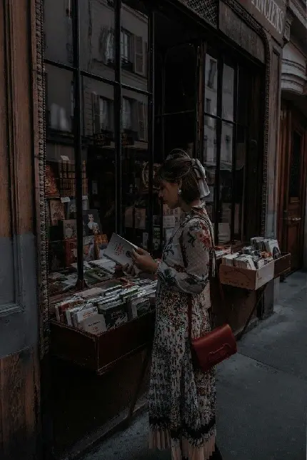 عکس پروفایل جالب کتاب خواندن دختری زیبا در خیابان 