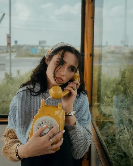 فیگور عکس دخترونه با تلفن قدیمی