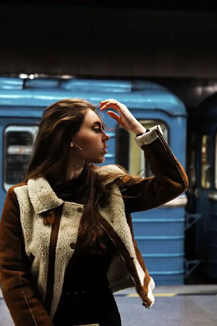 عکس پروفایل ژست حرفه‌ای دخترونه در کنار مترو با کیفیت فوق العاده