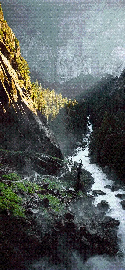 تصویر زمینه رودخانه پر تلاطم در کوهستان با کیفیت فور کی