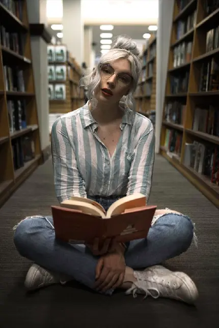 جدیدترین عکس پروفایل دختر زیبا در کتابخانه با کیفیت بالا