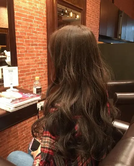عکس موهای سرحال و حلقه ای دختر جوان برای پروفایل آرایشگران