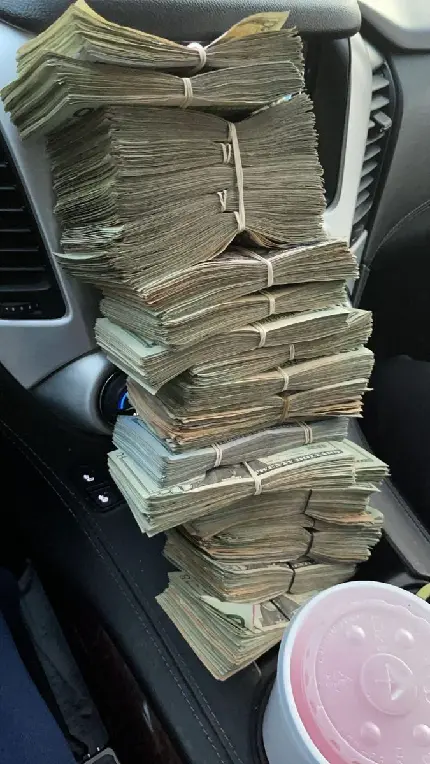 عکس پول در ماشین لاکچری برای روز بین المللی بخند و پولدار شو