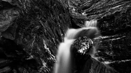عکس زیبای سیاه و سفید از آبشار آب های کوهستانی برای ویندوز