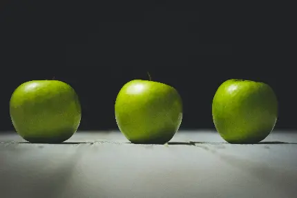 عکس حرفه ای از 3 سیب سبز ترش و بی نظیر با کیفیت عالی