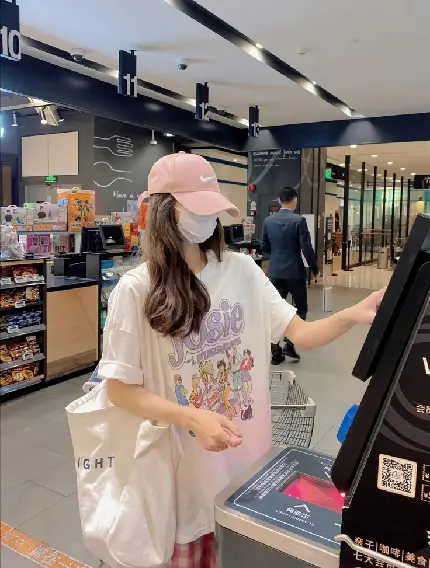 عکس زیباترین دختر کره‌ای در فروشگاه لاکچری برای پروفایل
