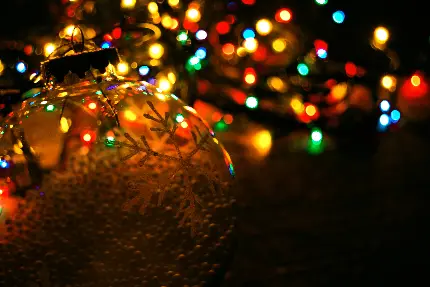 عکس گوی تزئینی درخت کریسمس برای والپیپر با کیفیت  