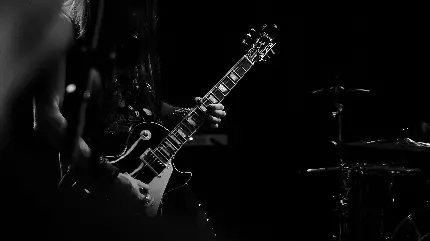 عکس سیاه و سفید از هنرمند گیتاریست برای بک گراند ویندوز 