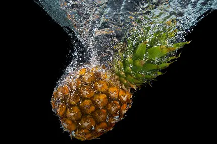 عکس با کیفیت از آناناس درون آب برای پس زمینه دسکتاپ