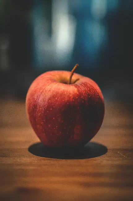 والپیپر سیب قرمز در فضایی تاریک و رمانتیک با کیفیت HD