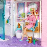 چاپ قاب موبایل و گوشی عکس فول اچ دی عروسک باربی دخترانه در کنار وسایل کوچکش