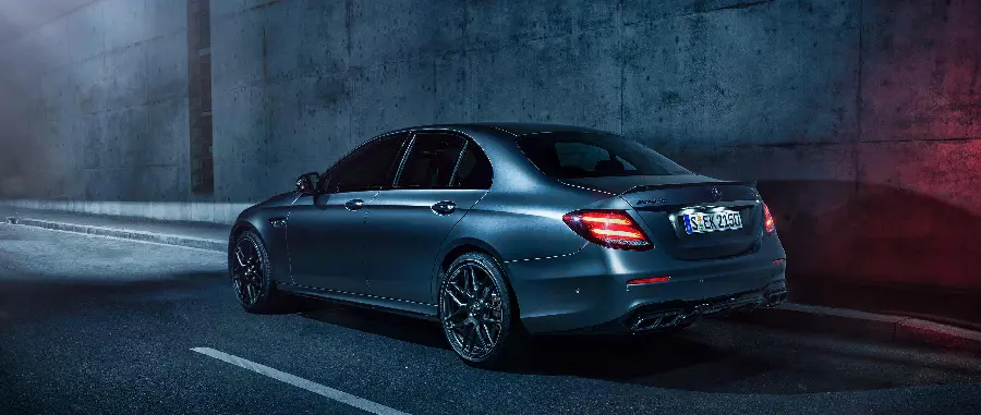 مرسدس مشکی AMG E63 زیبا و مغرور در داخل تونل تاریک