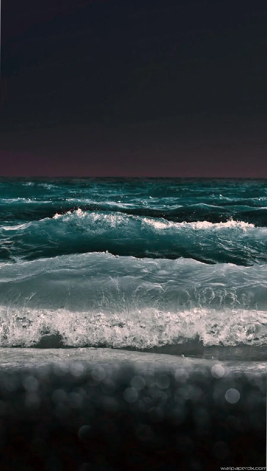 دانلود عکس امواج زلال دریا در شب و تاریکی با رنگ سبز آبی بسیار زیبا مناسب برای استوری و پست و والپیپر ویندوز