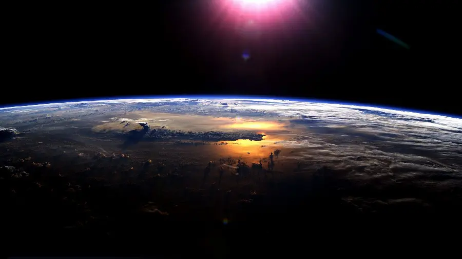 عکس زمینه ی واقعی و تک از برخورد نوری صورتی به سطح کره زمین از ناسا در ابتدای روز
