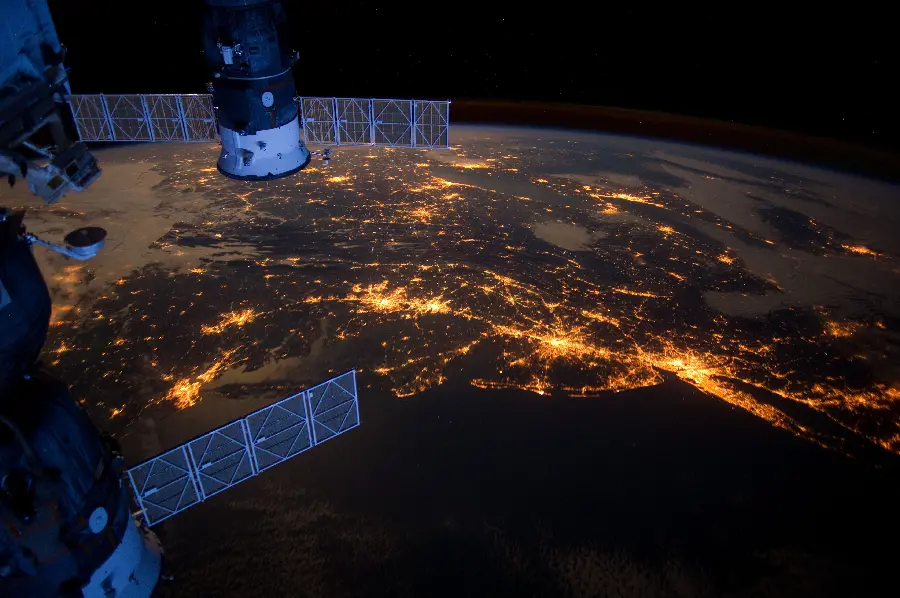 سیمای عکس کره زمین با نورهای آتشین واقعی با فضاپیما از ناسا