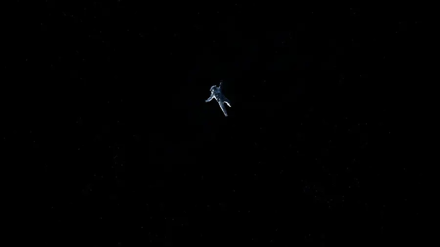 تصویر فضانورد در فضای تاریک و تیره با پس زمینه کاملا مشکی