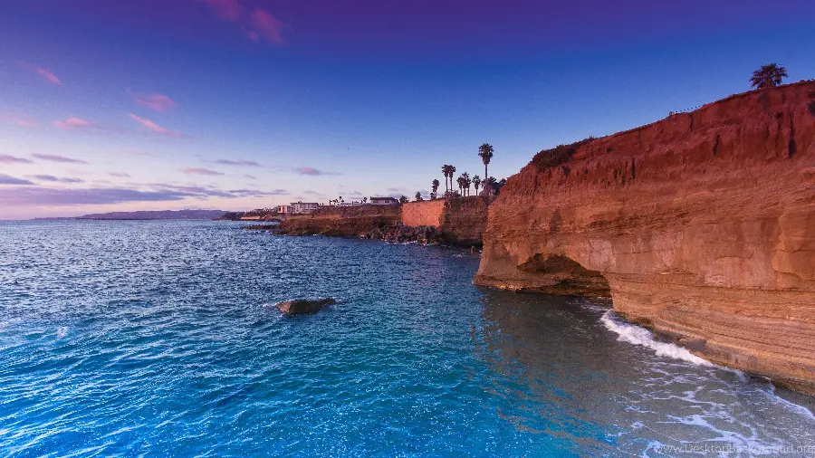 تصویر زیبا از حاشیه صخره ای اقیانوس با رنگ آبی خوشگل با کیفیت 8k