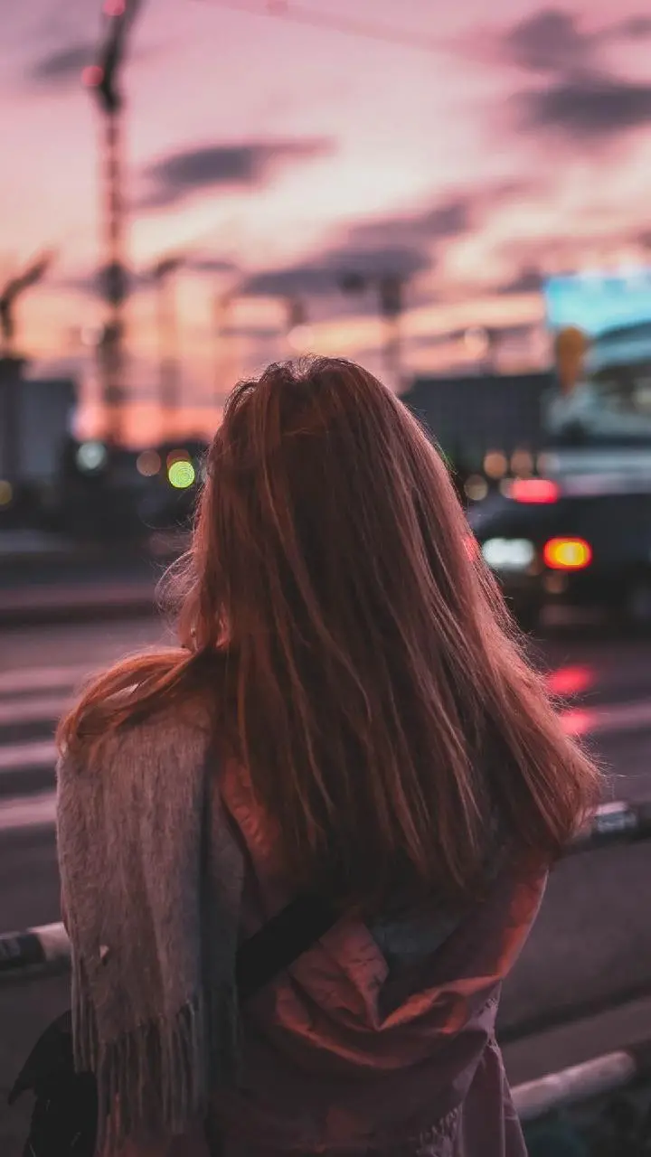 والپیپر شیک و جذاب دختر در حال سفر با کیفیت عالی