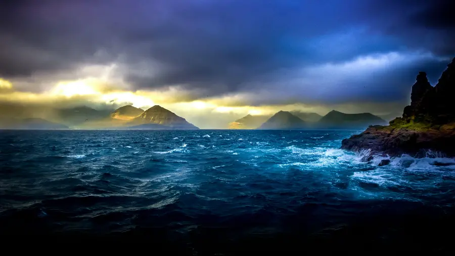 دانلود عکس زمینه رمز آلود از اقیانوس با تم تیره بسیار مناسب برای دسکتاپ