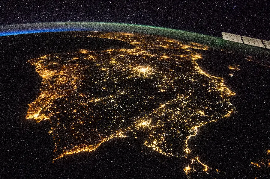 دانلود تصویر تحسیین برانگیز کره زمین در شب با نور جذاب مناسب پروفایل