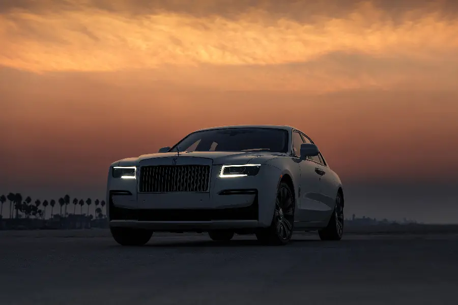 عکس رولز رویس Rolls Royce با چراغ های روشن و رنگ سفید