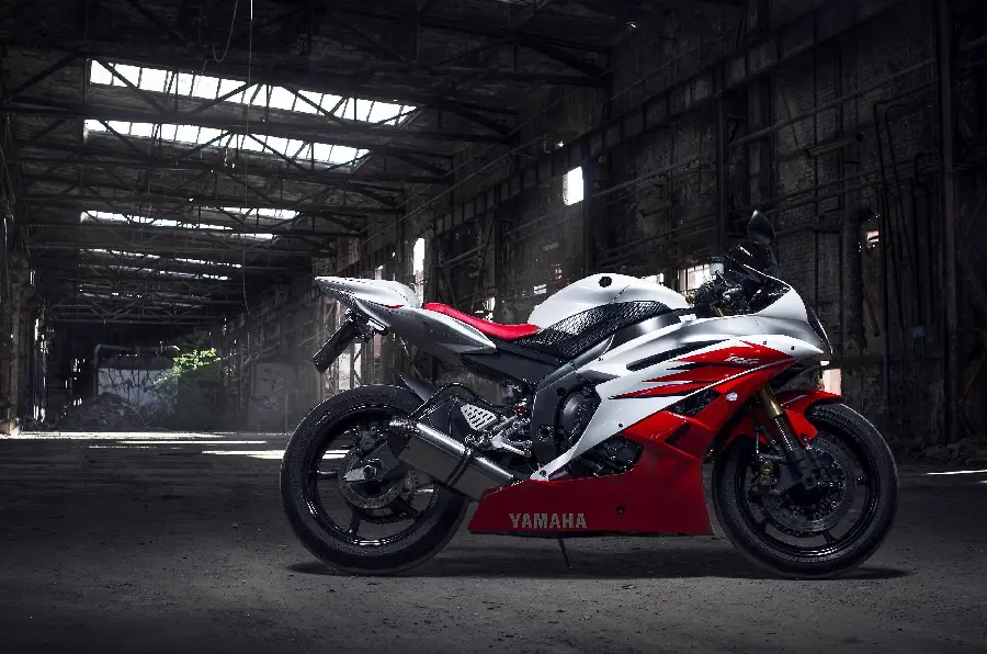 عکس زیبا موتور سیکلت یاماها با رنگهای سفید و سرخ