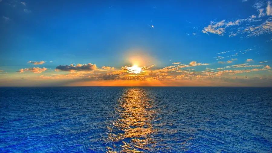 تصویر رویایی اقیانوس هنگام غروب آفتاب با کیفیت 8k