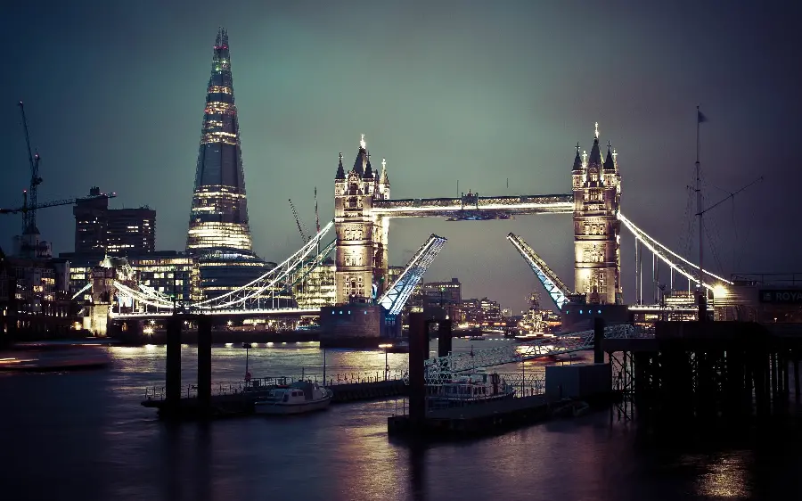 تصویر پل معروف لندن به نام تاور بریج در انگلستان