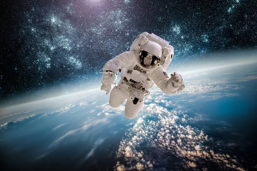 دانلود تصویر جدید فضانورد ناسا بر روی آسمان کره زمین در فضای دور دست