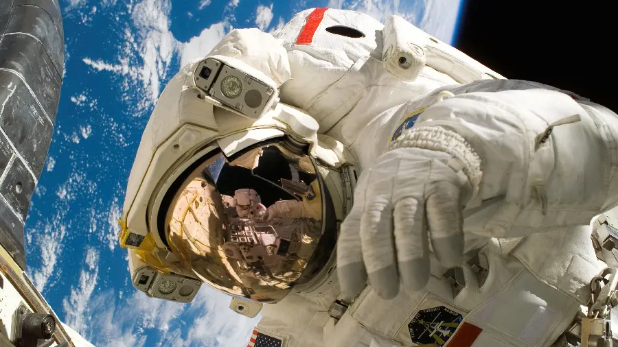 دانلود عکس پروفایل فضانورد واقعی در فضا برای واتساپ و اینستا