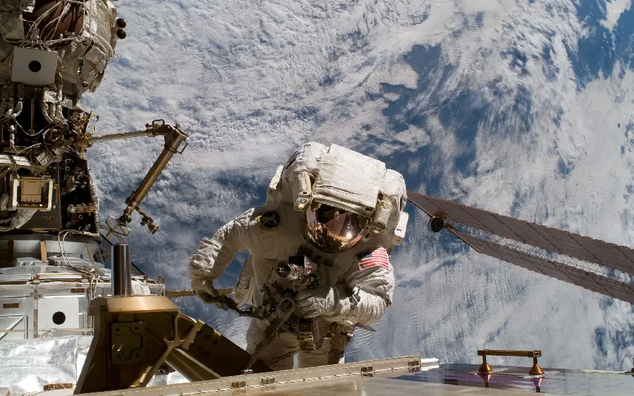عکس واقعی فضانورد ناسا در فضا و در حال تعمیر کاوشگر