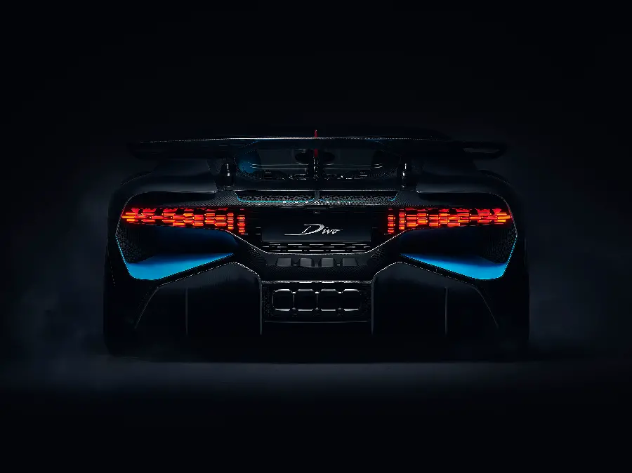 عکس پشت خودرو بوگاتی دیوو Bugatti Divo با بک گراند مشکی