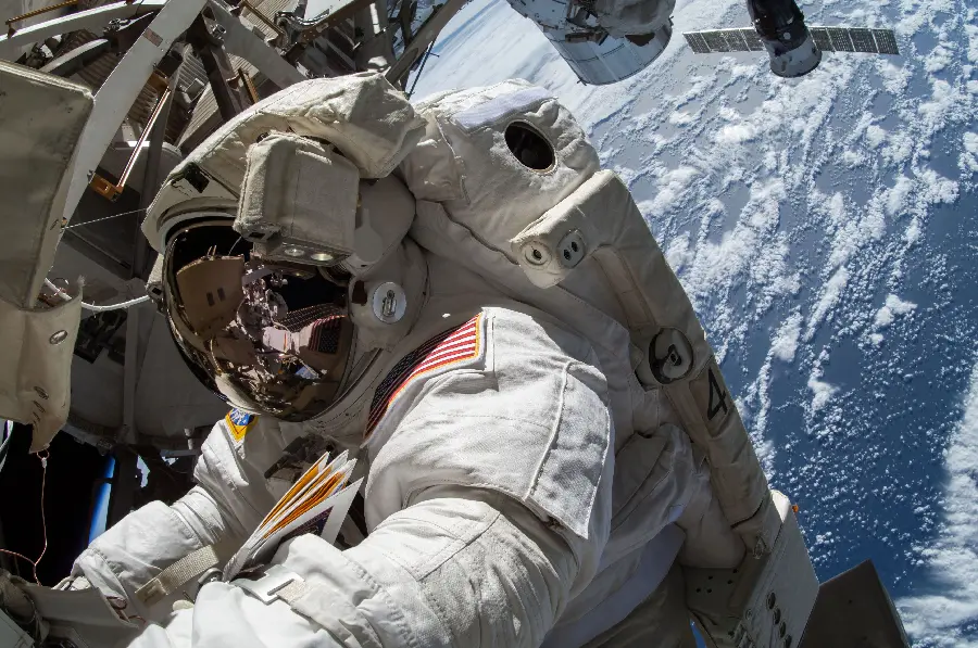 عکس فضانورد ناسا برای پروفایل علاقمندان رشته نجوم و فضا
