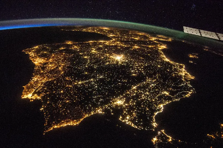 تصویری واقعی شگفت آور از سطح کره‌ زمین از ناسا در شب سیاه