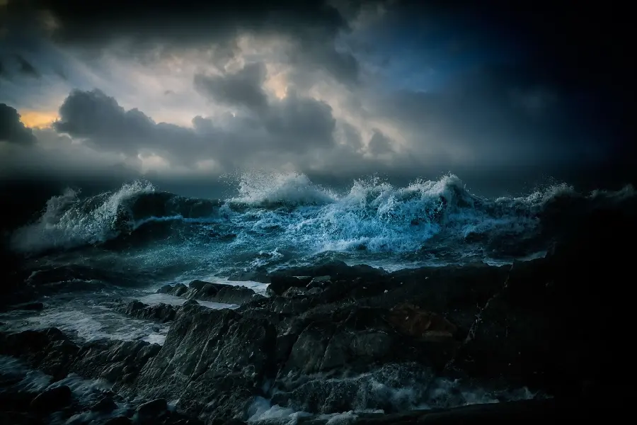 پروفایل و والپیپر دیدنی از امواج خروشان دریا زیر آسمان در فضای تیره با کیفیت بالا