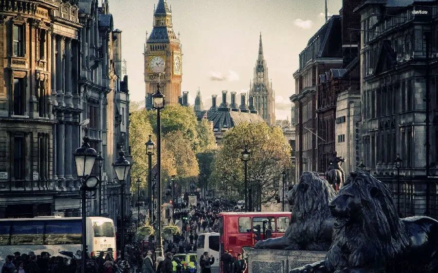 عکس خیابان شلوغ و پیاده روهای مملو از جمعیت در لندن