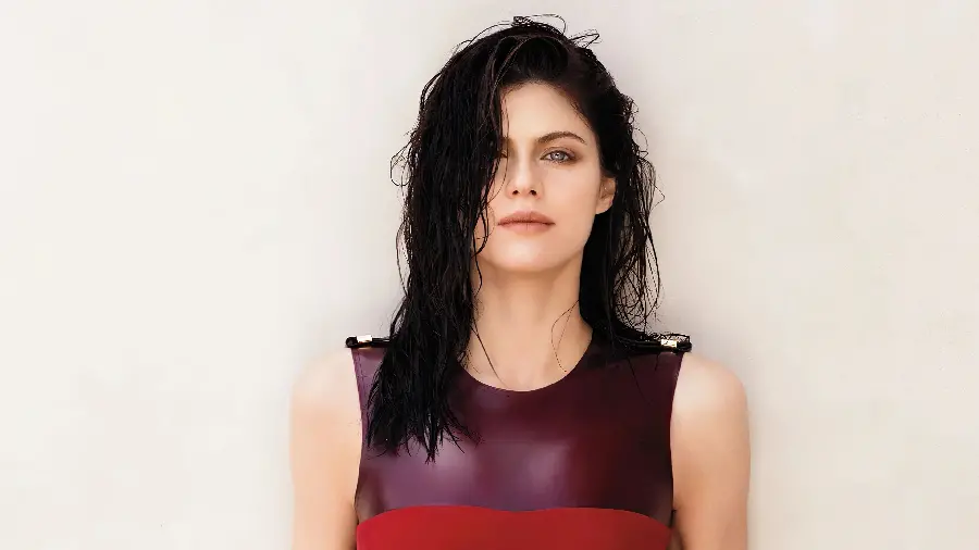 عکس جدید الکساندرا داداریو Alexandra Daddario با موهای بلند و خیس