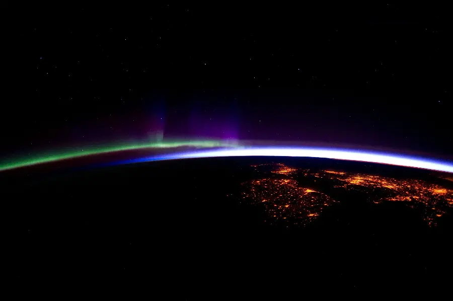 تصویری محدود واقعی با نور سبز و آبی از کره زمین از ناسا در تاریکی مطلق