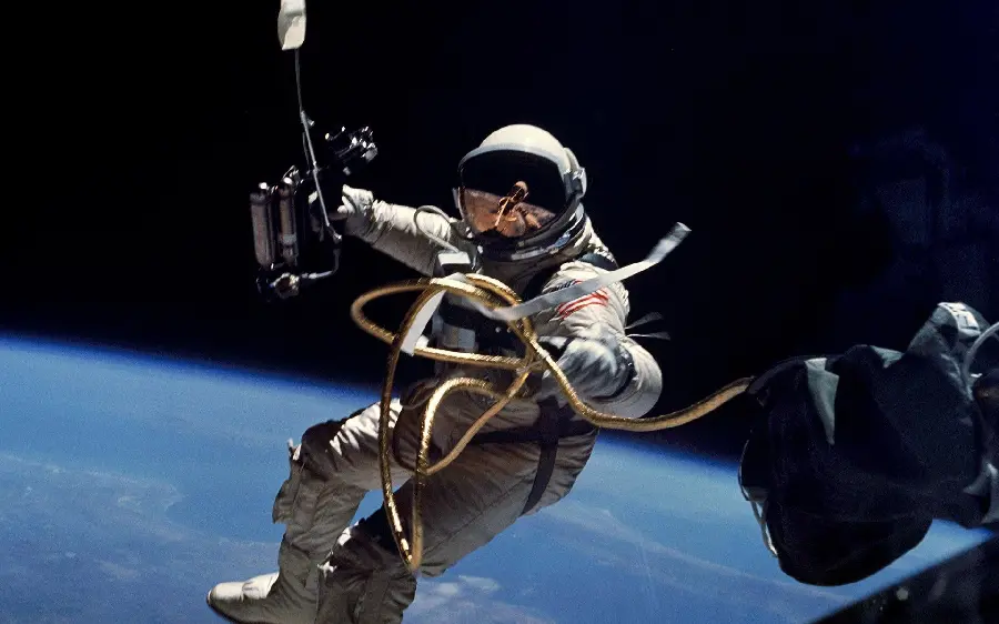تصویر فضانورد ناسا معلق در فضا و در حال کار کردن