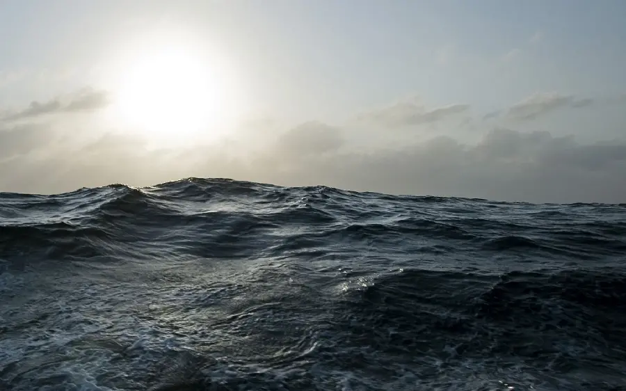 دانلود بک گراند امواج اقیانوس در زیر تابش جذاب خورشید با تم کدر با کیفیت Full HD