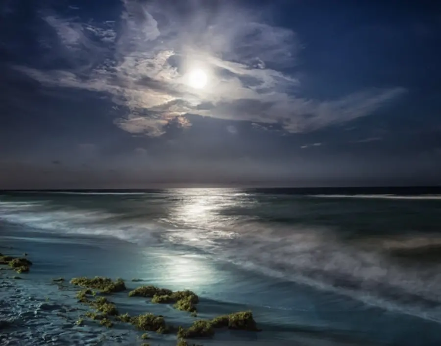 دانلود والپیپر ویندوز بسیار زیبا از امواج دریا در شب در نزدیکی ساحل زیر آسمان ابری با تابش زیبای ماه با کیفیت Full HD