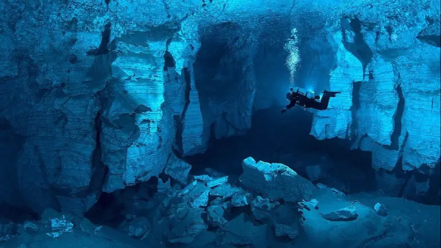 دانلود تصویر بی نظیر و فوق العاده زیبا از زیر دریا و آب