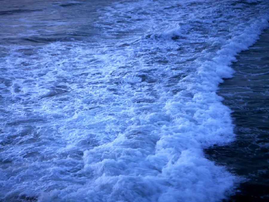 تصویر دیدنی امواج آبی رنگ اقیانوس در ساحل از نزدیک با کیفیت عالی برای پروفایل و پست و استوری اینستاگرام