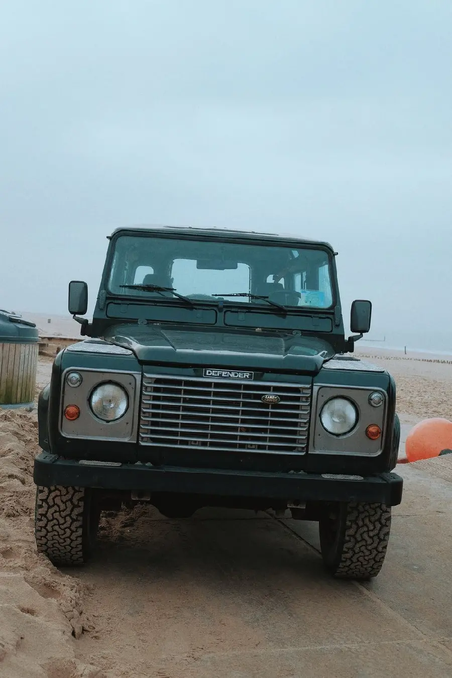 دانلود تصویر دیدنی خودرو Jeep مشکی از رو به رو