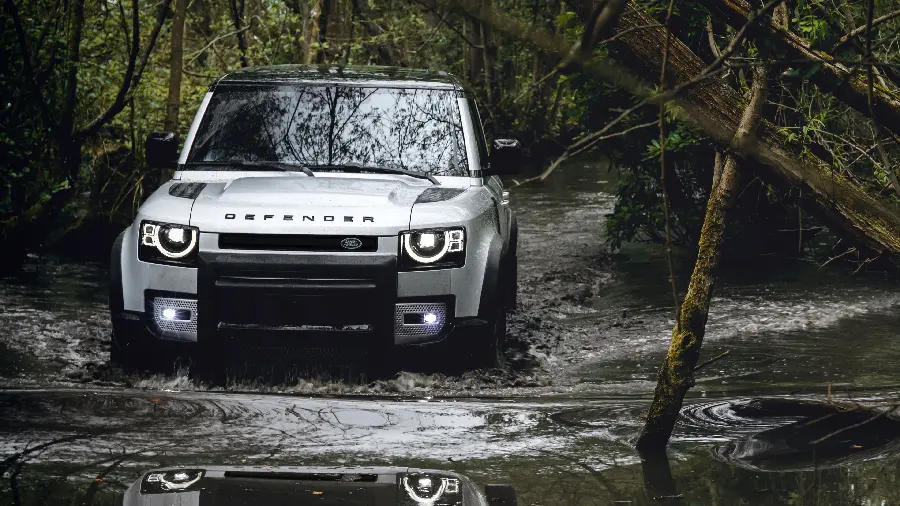 عکس ماشین آفرودی لندرور دیفندر Land Rover Defender با رنگ سفید